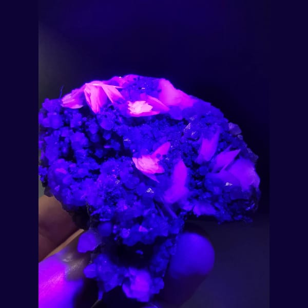 Small quartz cluster with white calcite plates — detail view