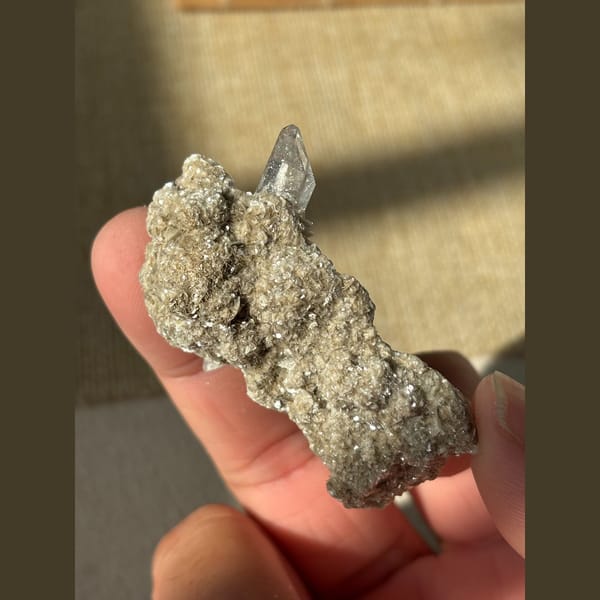 Quartz with Mica Xuebaoding 5.6 cm — detail view