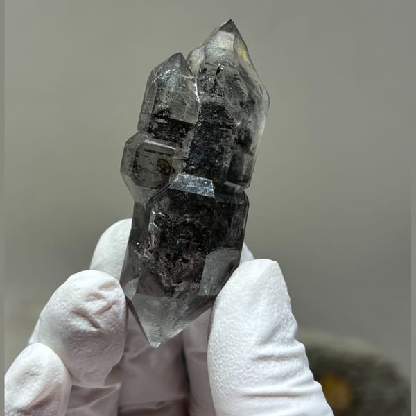Castle Black Sugar-Core Quartz Yunnan 6.5 cm — complete view