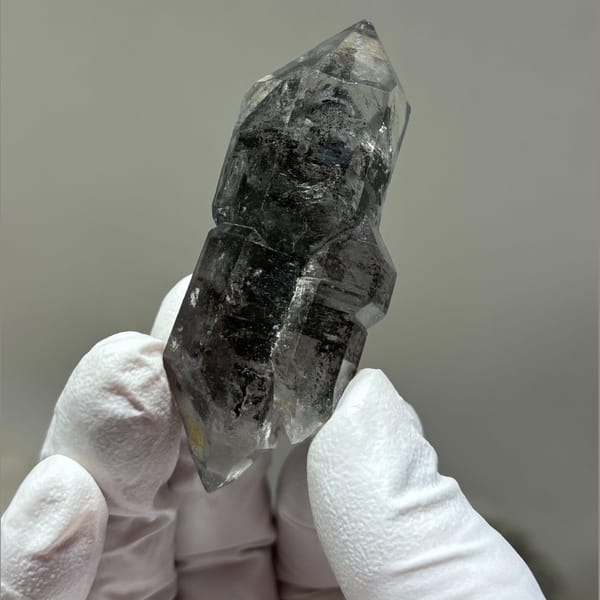 Castle Black Sugar-Core Quartz Yunnan 6.5 cm — detail view