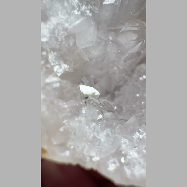Small Quartz Geode Morocco 4.0 cm — detail view