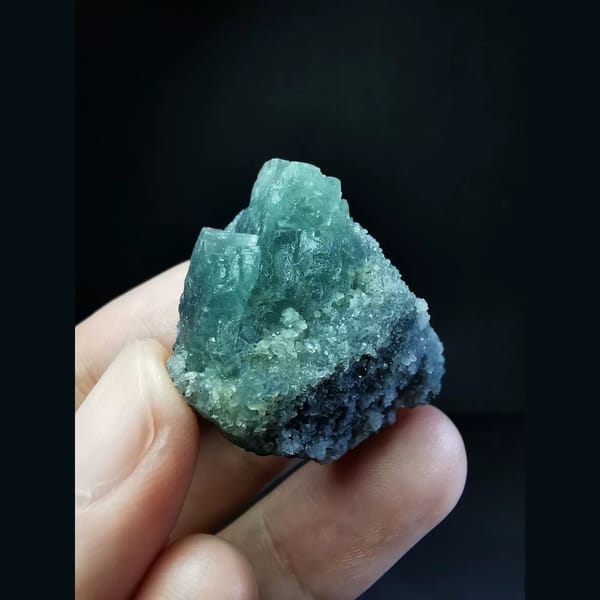 Green fluorite with quartz flowers — complete view