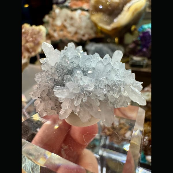White Quartz Flower Cluster 3.8 cm — complete view