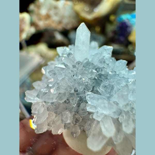 White Quartz Flower Cluster 3.8 cm — detail view
