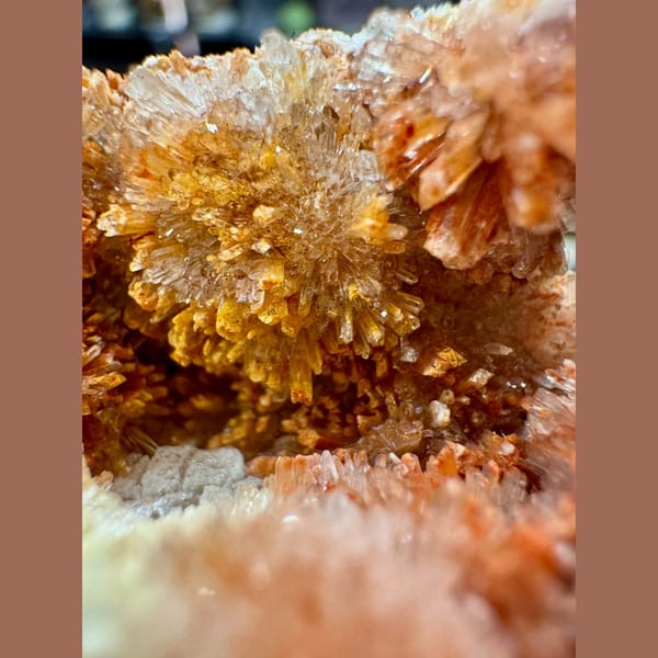 Orange-Yellow Creedite Flower Cluster 9.0 cm — detail view