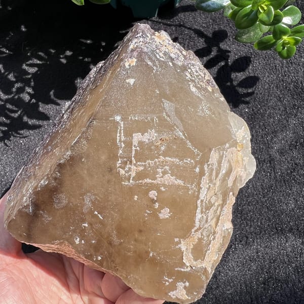Citrine face with white phantom lines and a sunlit honey interior