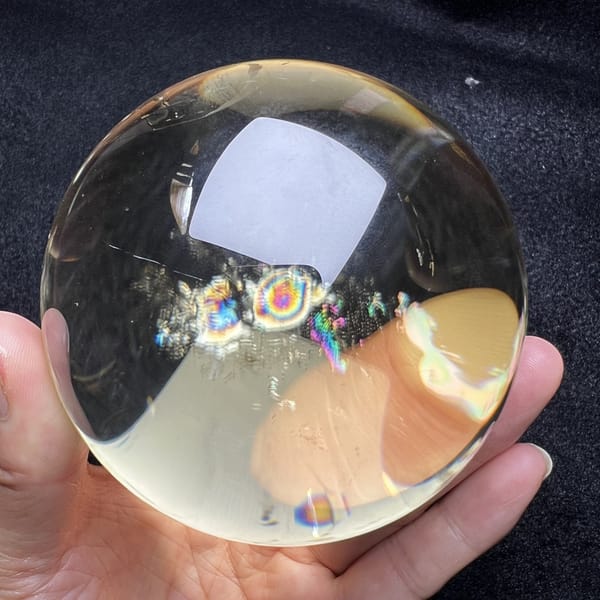 Rainbow rings and tiny inclusions at the heart of the citrine sphere
