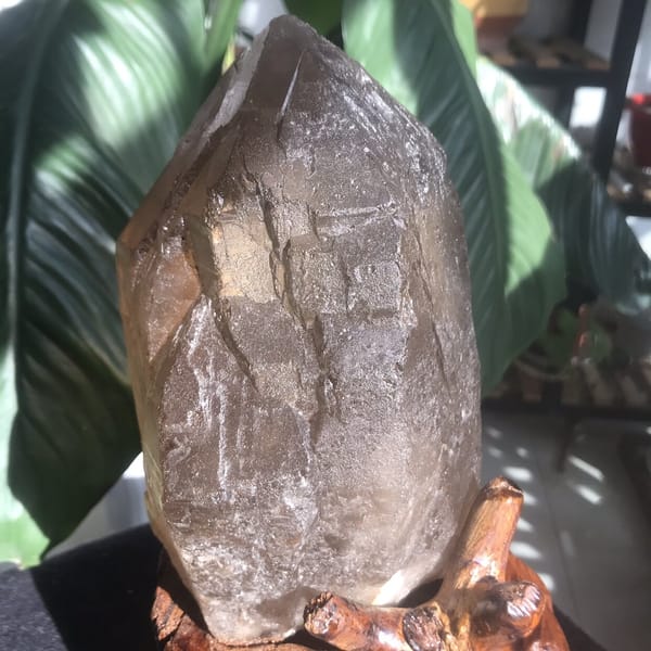 Close view of terraced skeletal growth on the citrine face