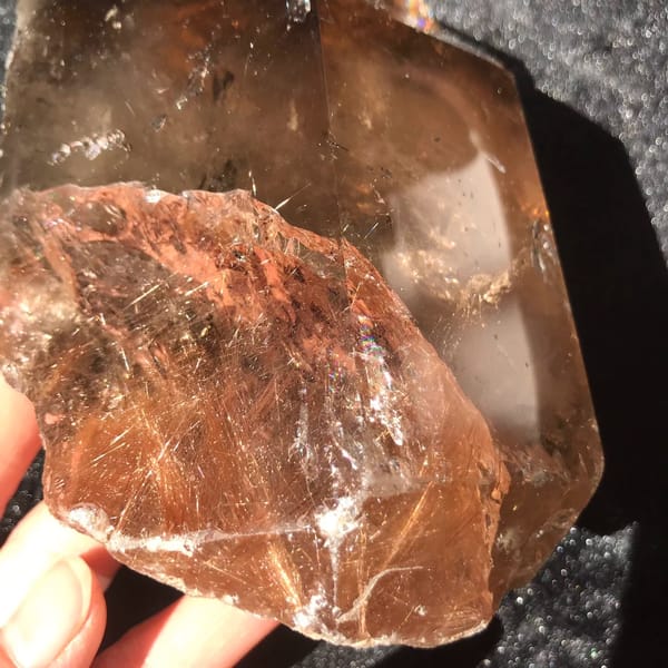 Close view of the rough natural flank packed with copper-gold rutile tufts