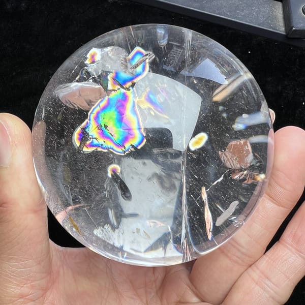 Clearer face of the quartz showing a single iridescent rainbow cluster