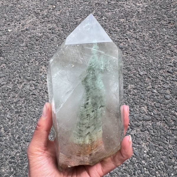 Green phantom peak under the tip with clear quartz on both sides