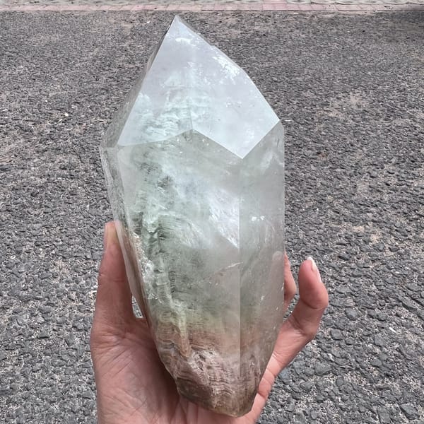Angled view of the phantom crest just below the faceted point