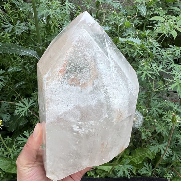 Front view of the white phantom pyramid and green-grey speckles