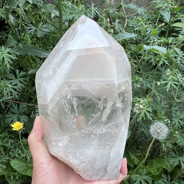 Broad side of the quartz point with phantom and clear lower body