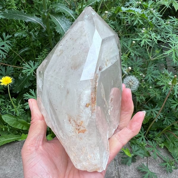 Narrow side with clear quartz edge and rust-brown inclusions