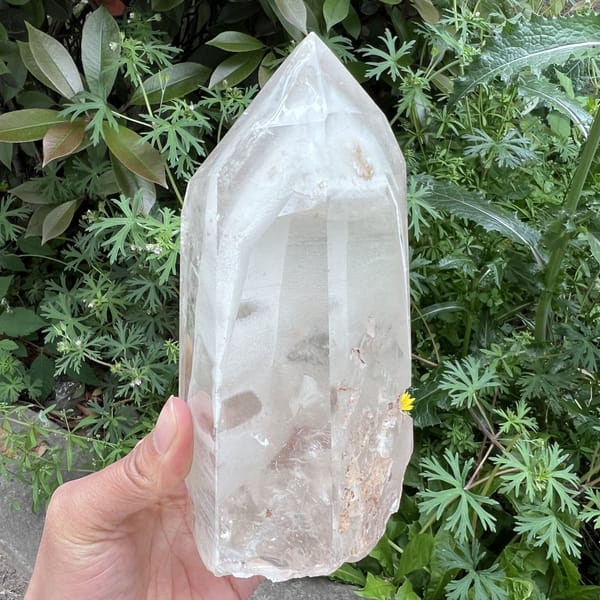 Side view of white phantom layers and clear quartz margins
