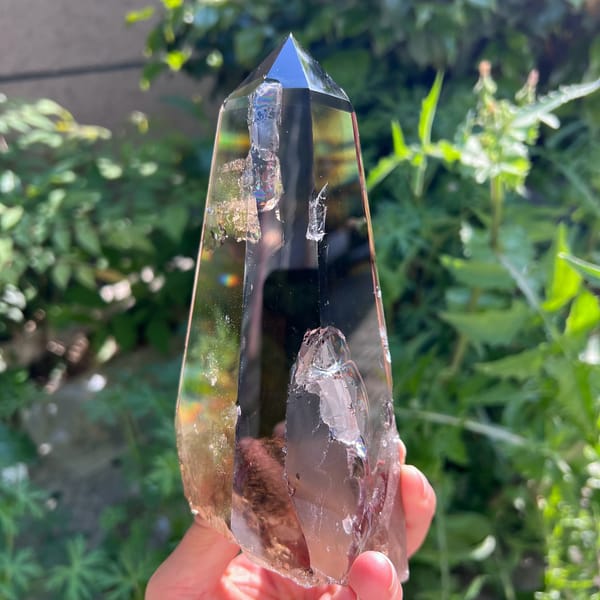 Profile with a clear crystal sliver and veils along one edge