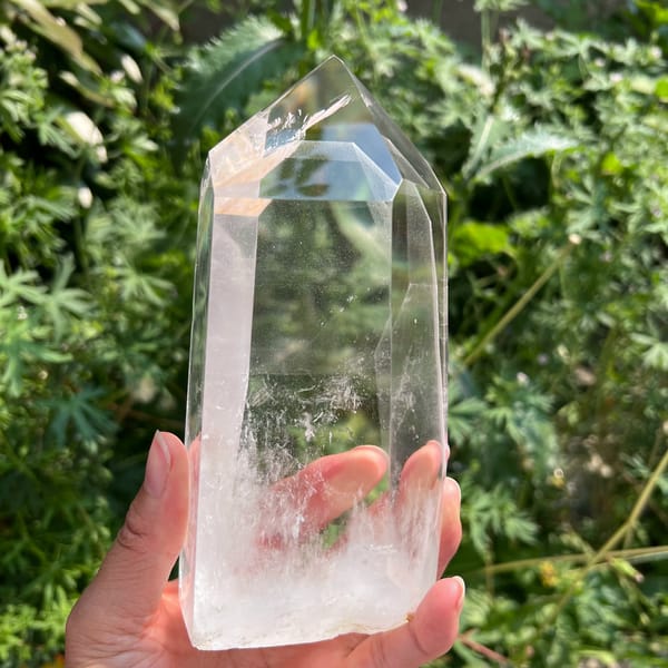 Water-clear quartz tower with a flat-topped phantom shelf near the tip
