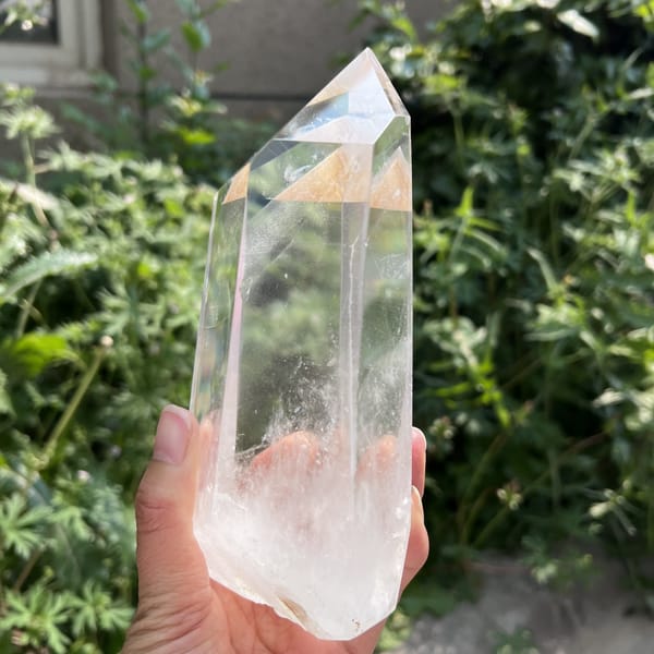 Narrow face with white phantom mesa and clear upper body