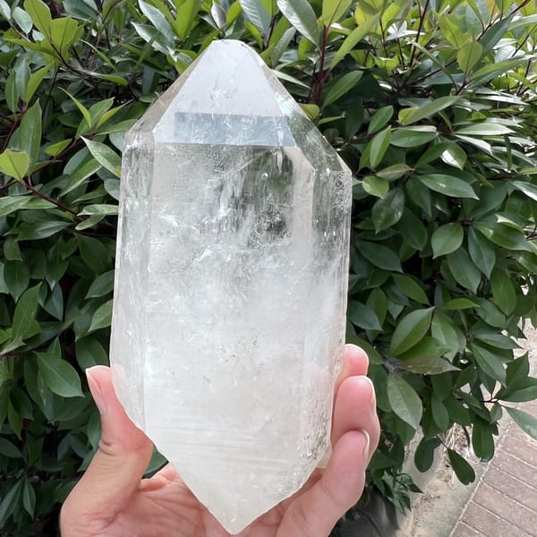 Broad face of the hexagonal point with white veils
