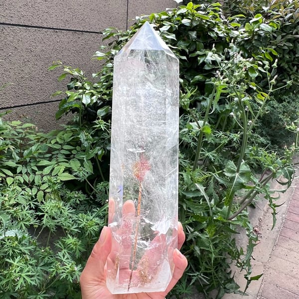 Front view of the rutile needle running up the middle