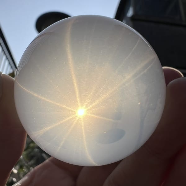 Asterism with both strong and weak rays crossing the sphere