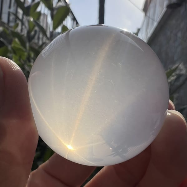 Side light showing a single ray across the polished sphere