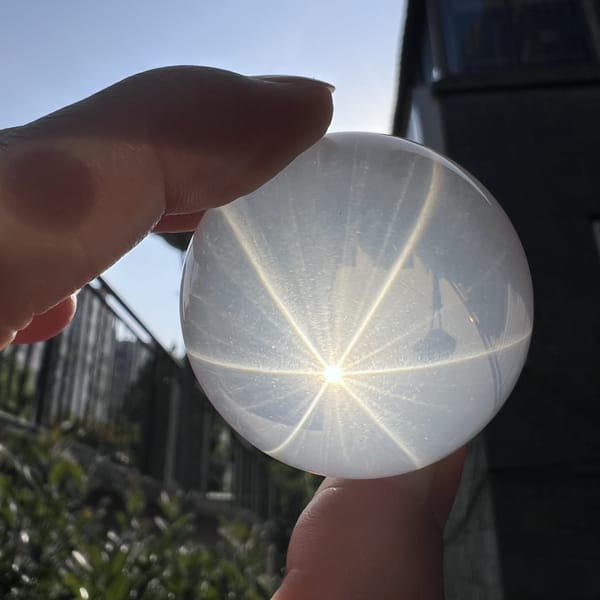Six rays crossing the sphere with weaker star effects between