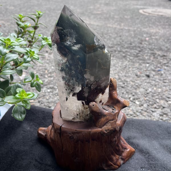 Angled stand view highlighting a deep green phantom wall and rust-coloured inclusions