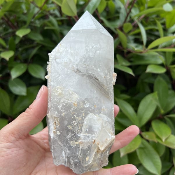 Black phantom band seen through the face of the crystal