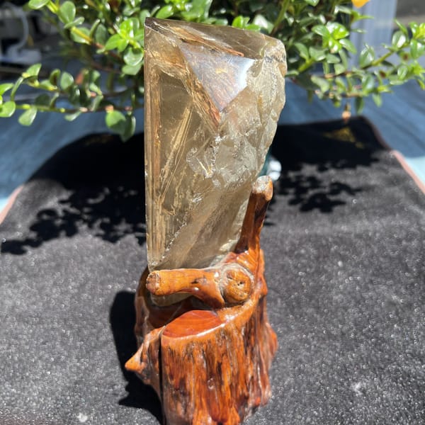 Narrow side of the crystal on the stand with a glassy face