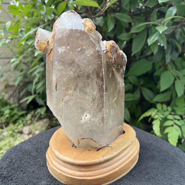Old-stock quartz from the front with small crystals perched on top