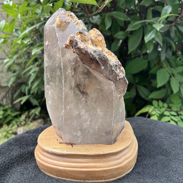 Side view of the quartz with crust running down one shoulder