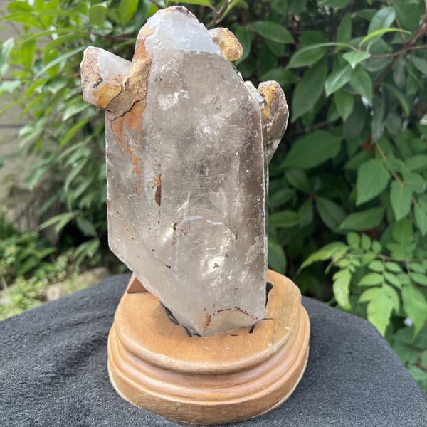 Old-stock quartz front view with phantom area near the top