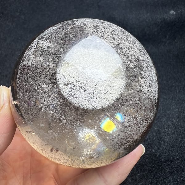 Smoky sphere viewed from the top showing a frosted white phantom cap
