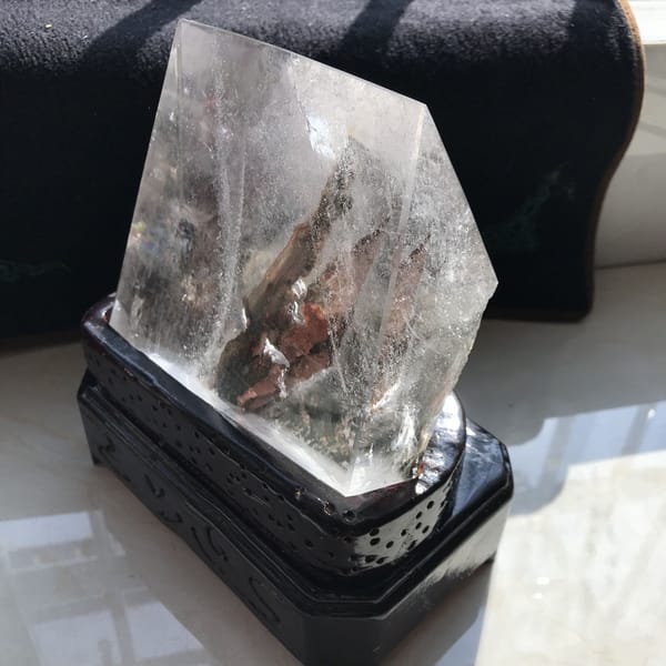 Narrow side of the quartz showing the phantom from a steep angle