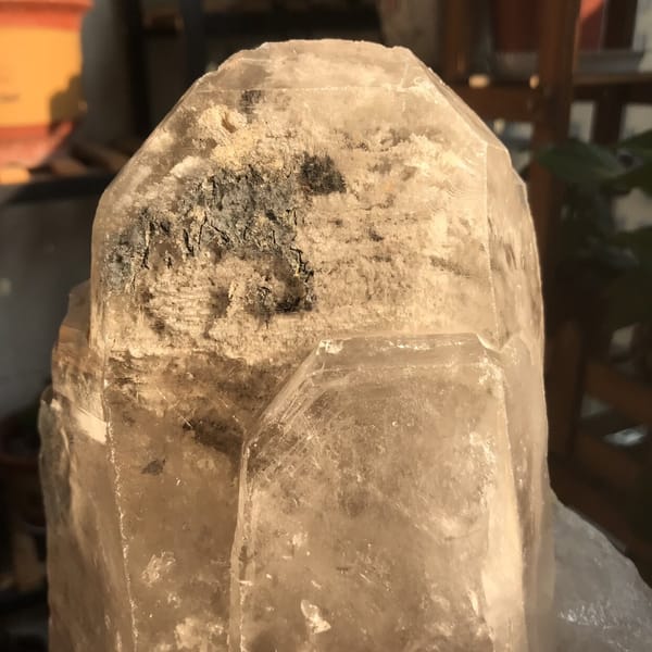 Detail of the smoky dark phantom spreading beneath the crystal's tip