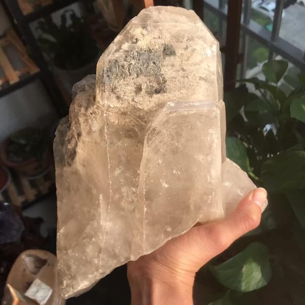 Front of the crystal in hand with the grey phantom under the tip
