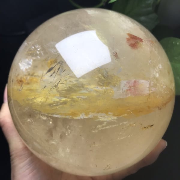 Clear upper half of the sphere above a broad amber-yellow layer