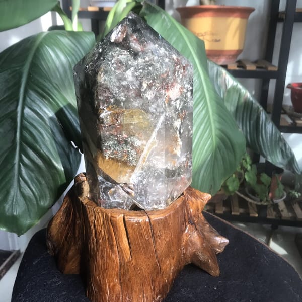 Point on its stand with amber zone and speckled phantoms on the left