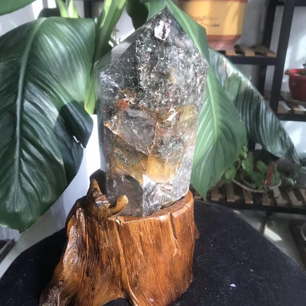 Narrow side of the crystal showing golden and grey-green layers