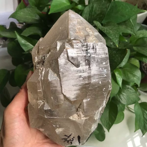 Front view of stepped skeletal faces and pointed tip in pale yellow quartz