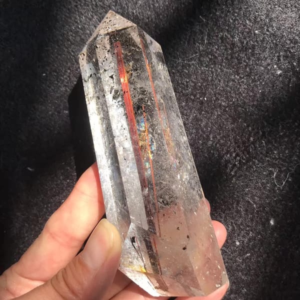 Copper rutile rod and green phantom seen through an edge