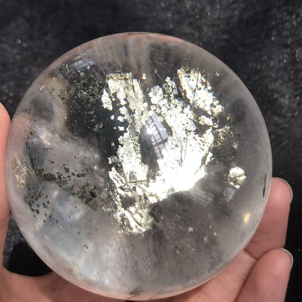 Metallic tree and round side inclusion seen at a slight angle