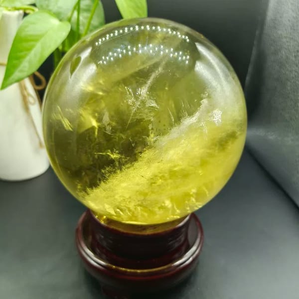 Diagonal boundary between golden and misty zones in the citrine