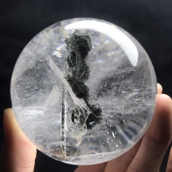 Mica blade and green phantom column side by side in the quartz