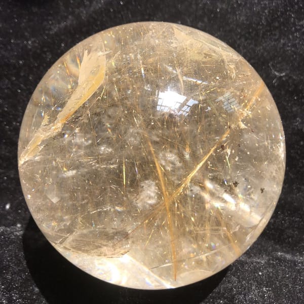 Crossed rutile needles forming a star-like junction near the base