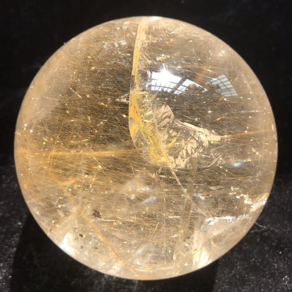 Clear vertical veil cutting through the golden rutile needles