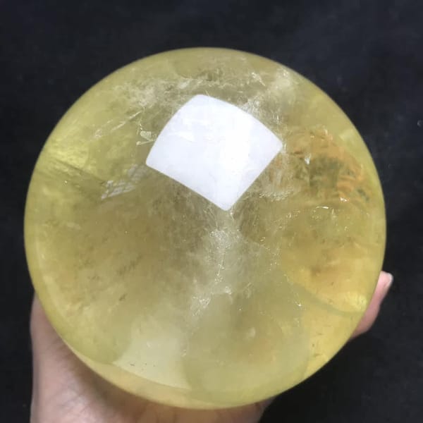 Clear lemon yellow body with a pale vertical veil
