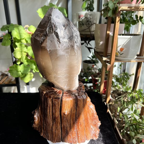 Wide flank of the crystal displaying stepped elestial windows
